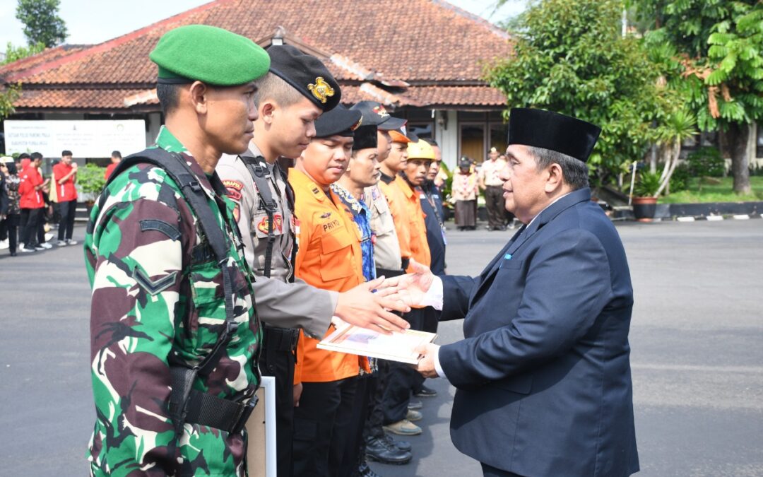 Hari Sumpah Pemuda ke-96, Plt Bupati Sudono Berikan Penghargaan pada Tim Relawan Evakuasi Pendaki Gunung Slamet