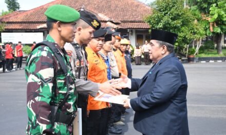 Hari Sumpah Pemuda ke-96, Plt Bupati Sudono Berikan Penghargaan pada Tim Relawan Evakuasi Pendaki Gunung Slamet