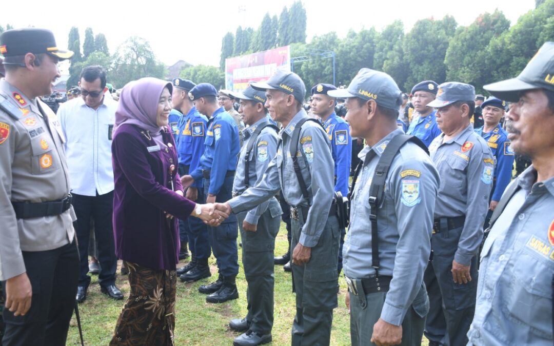 Pasukan Pengamanan TPS Pemilukada Mulai Bergeser, Sekda Purbalingga Serahkan 4425 Personil Linmas