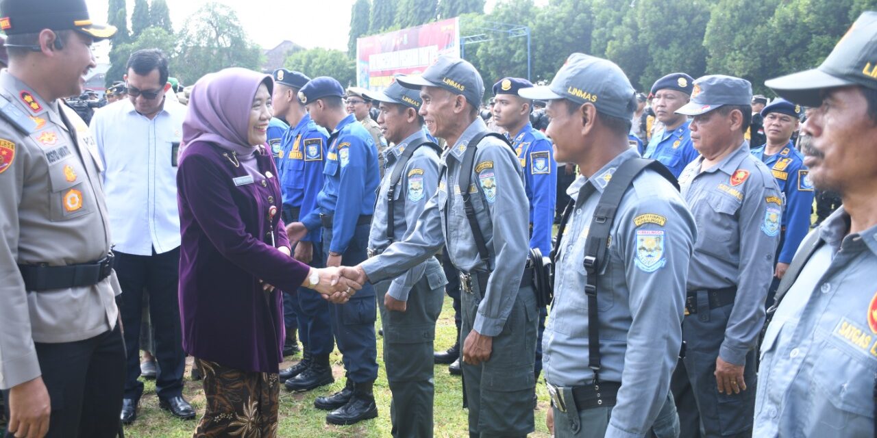 Pasukan Pengamanan TPS Pemilukada Mulai Bergeser, Sekda Purbalingga Serahkan 4425 Personil Linmas