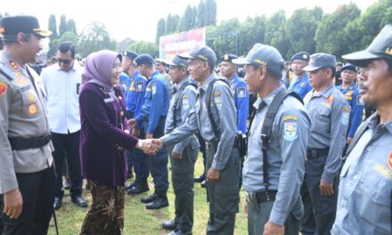 Pasukan Pengamanan TPS Pemilukada Mulai Bergeser, Sekda Purbalingga Serahkan 4425 Personil Linmas