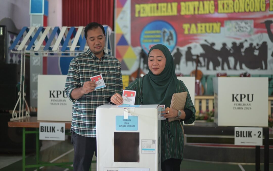 Turut Sukseskan Pilkada, Bupati Tiwi Nyoblos di TPS 09 Purbalingga Lor