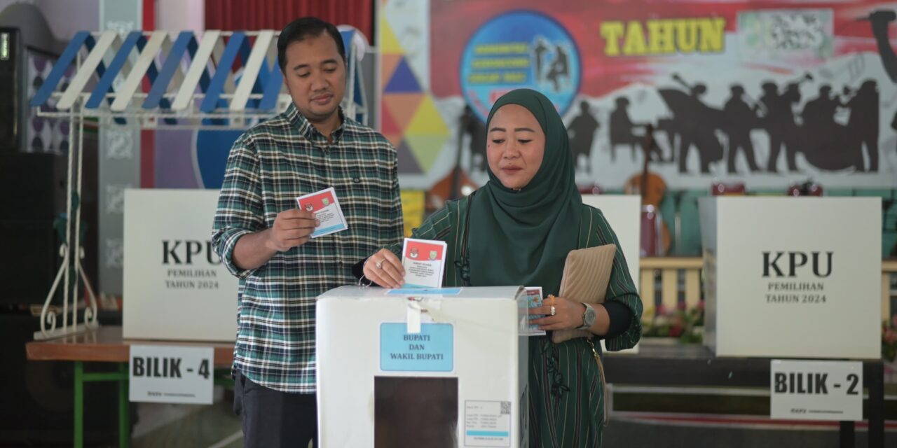 Turut Sukseskan Pilkada, Bupati Tiwi Nyoblos di TPS 09 Purbalingga Lor