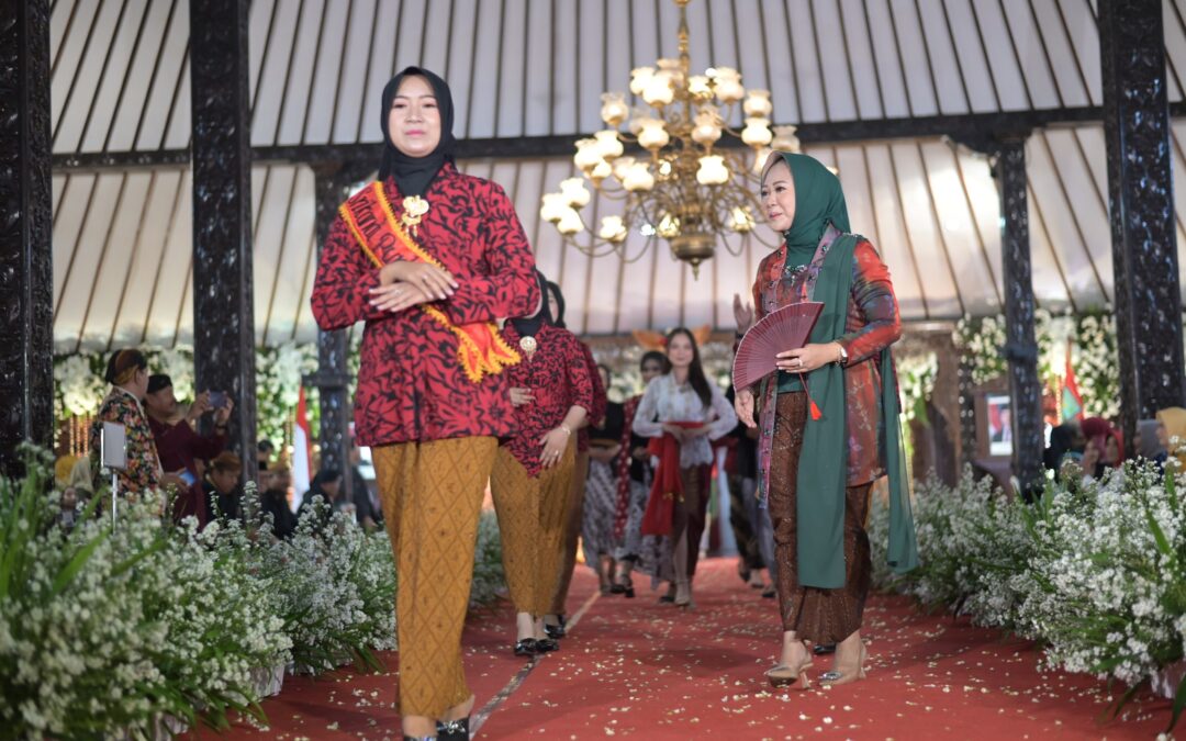 Parade Berkebaya 2024, Bupati Tiwi Ajak Wanita Purbalingga Lestarikan Warisan Budaya