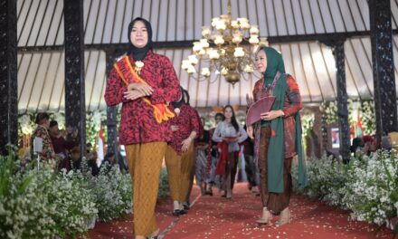 Parade Berkebaya 2024, Bupati Tiwi Ajak Wanita Purbalingga Lestarikan Warisan Budaya