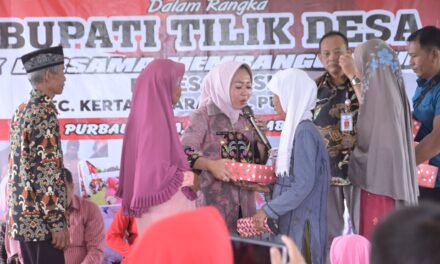 Tilik Desa Kasih, Bupati Tiwi Berikan Hadiah Bantuan Keuangan Khusus