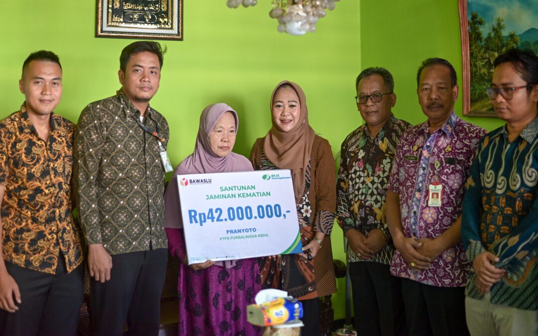 Bupati Tiwi Serahkan Santunan JKM BPJS Ketenagakerjaan pada Ahli Waris Pengawas TPS