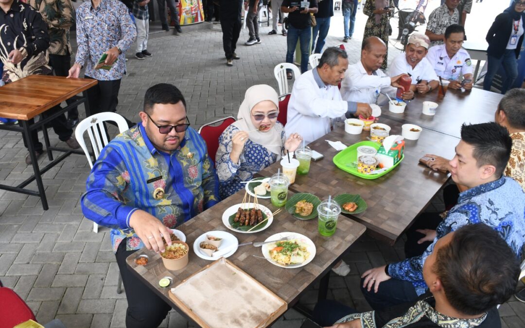 Cicipi Jajanan “Pasar Kuliner Sudirman”, Wabup Dimas : Semua Enak!