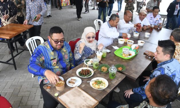 Cicipi Jajanan “Pasar Kuliner Sudirman”, Wabup Dimas : Semua Enak!