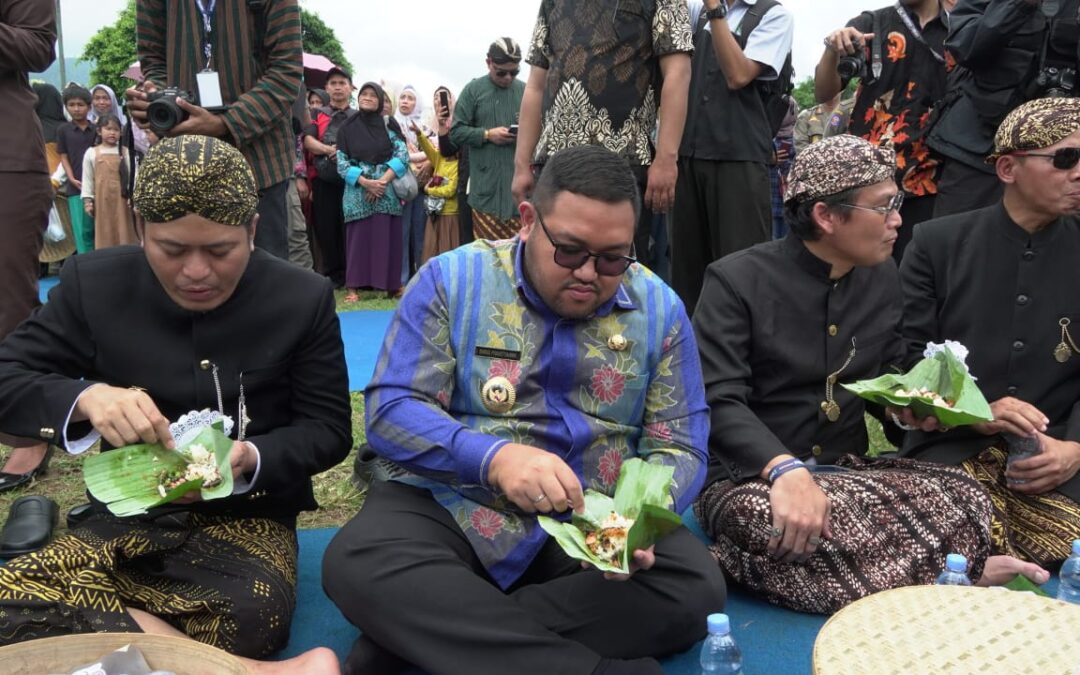 Hadiri Hari Jadi Banjarnegara, Wabup Dimas Lesehan Makan Nasi Tenong