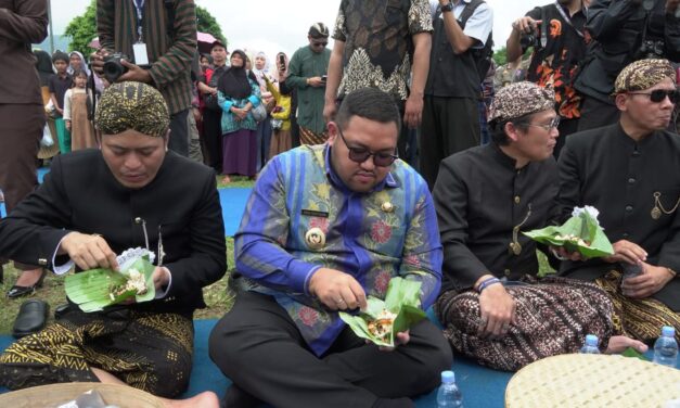 Hadiri Hari Jadi Banjarnegara, Wabup Dimas Lesehan Makan Nasi Tenong