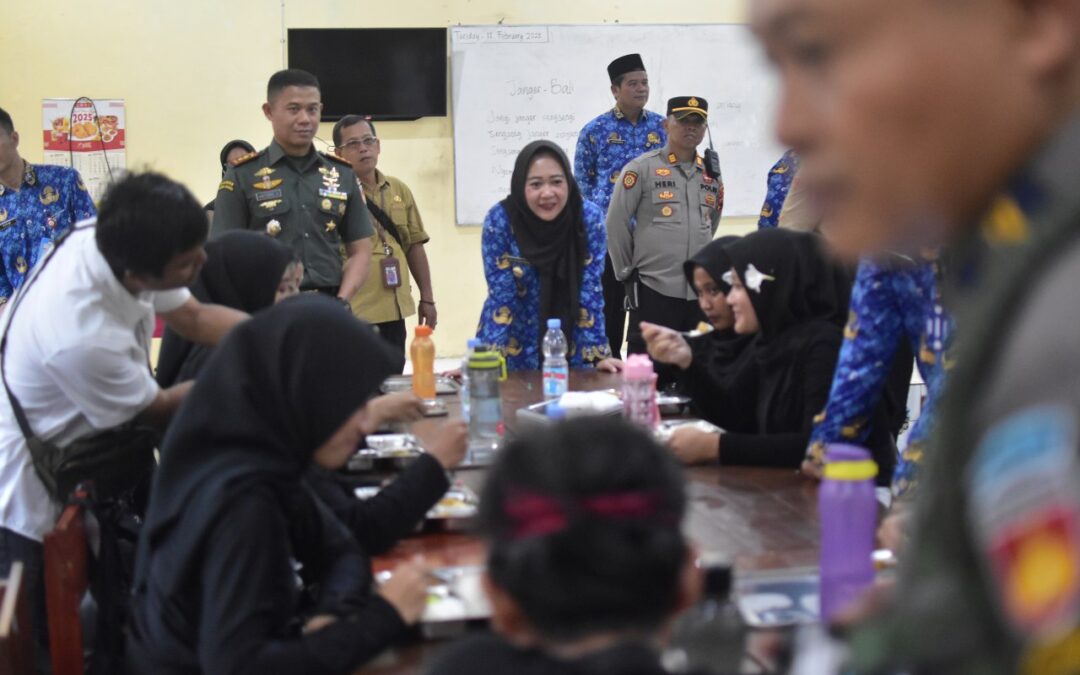 Launching Program Makan Bergizi Gratis, Bupati Tiwi : 9.540 Siswa Antusias Menikmati Menu yang Disajikan