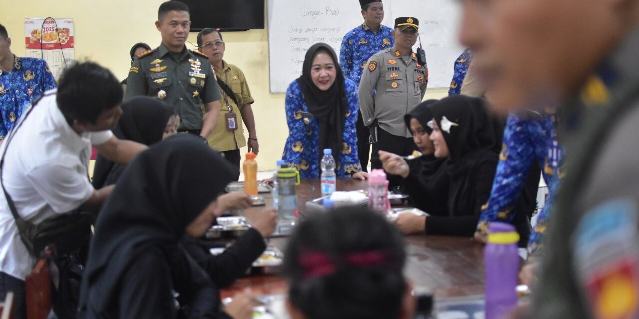 Launching Program Makan Bergizi Gratis, Bupati Tiwi : 9.540 Siswa Antusias Menikmati Menu yang Disajikan