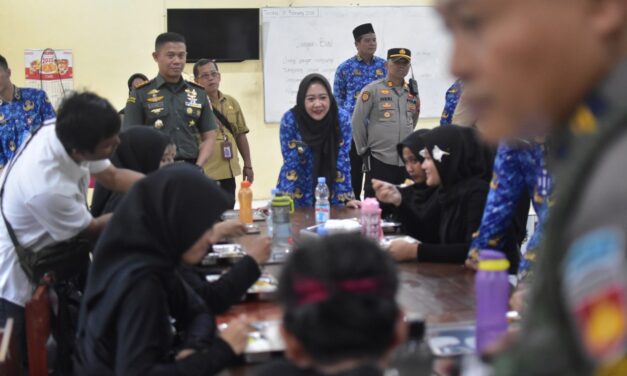 Launching Program Makan Bergizi Gratis, Bupati Tiwi : 9.540 Siswa Antusias Menikmati Menu yang Disajikan