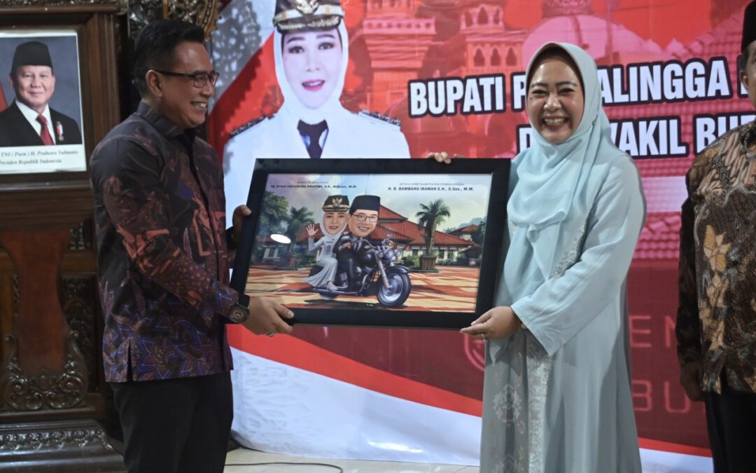 Suasana Haru Warnai Pelepasan Bupati Tiwi dan Wabup Sudono