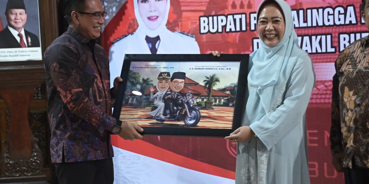 Suasana Haru Warnai Pelepasan Bupati Tiwi dan Wabup Sudono