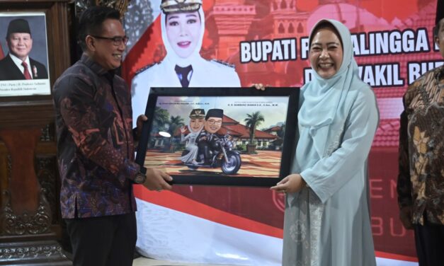 Suasana Haru Warnai Pelepasan Bupati Tiwi dan Wabup Sudono