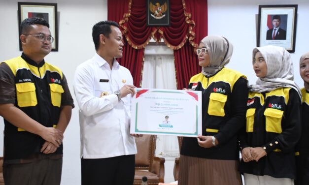Tak Ambil Gaji, Bupati Fahmi Salurkan Untuk Kelompok yang Membutuhkan