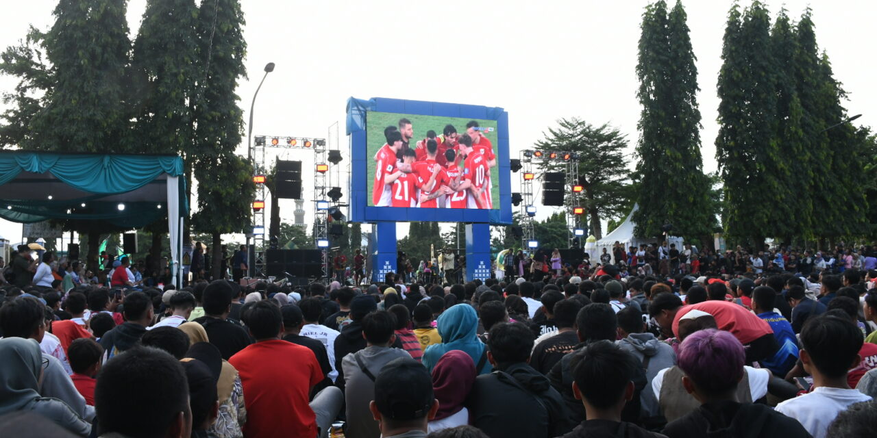 Seru! Pejabat dan Warga Nonton Bareng Indonesia vs Australia di Videotron 