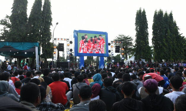 Seru! Pejabat dan Warga Nonton Bareng Indonesia vs Australia di Videotron 