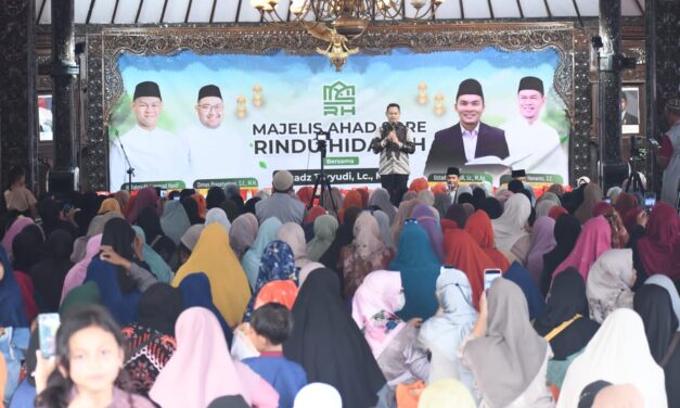 Hadiri Majelis Ahad Sore Rindu Hidayah, Bupati Fahmi Disambut Hangat Jamaah