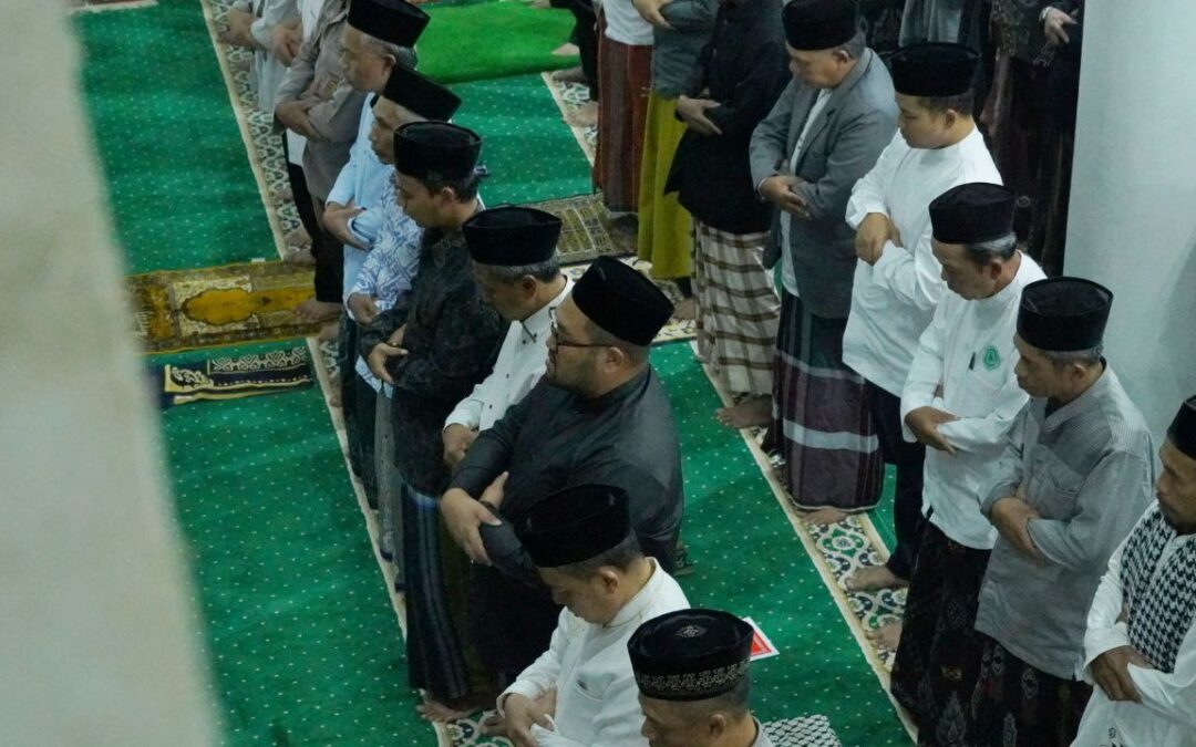 Taraweh Keliling di Karangjambu, Wabup Dimas : Akses Jalan Akan Diperbaiki