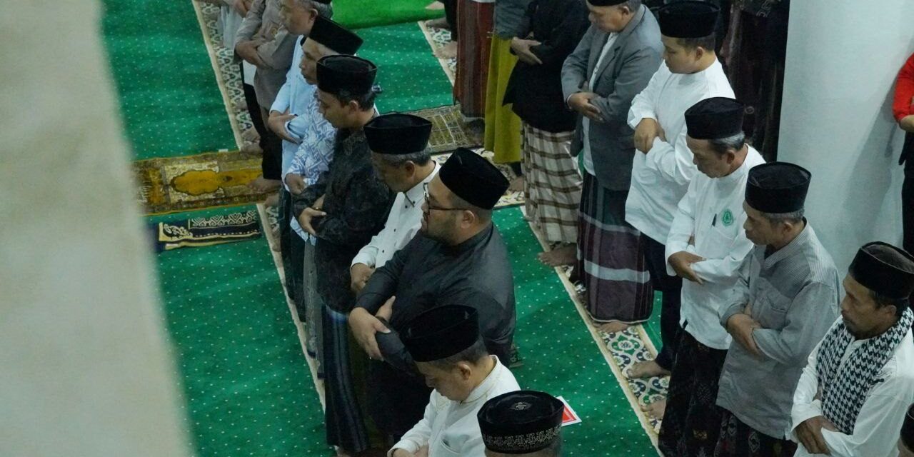 Taraweh Keliling di Karangjambu, Wabup Dimas : Akses Jalan Akan Diperbaiki