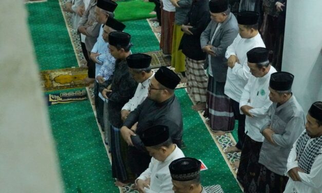 Taraweh Keliling di Karangjambu, Wabup Dimas : Akses Jalan Akan Diperbaiki