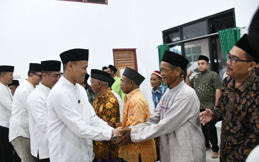 Tarawih Keliling Perdana di Brakas, Bupati Fahmi Sosialisasikan Program Pemkab Selama Ramadhan