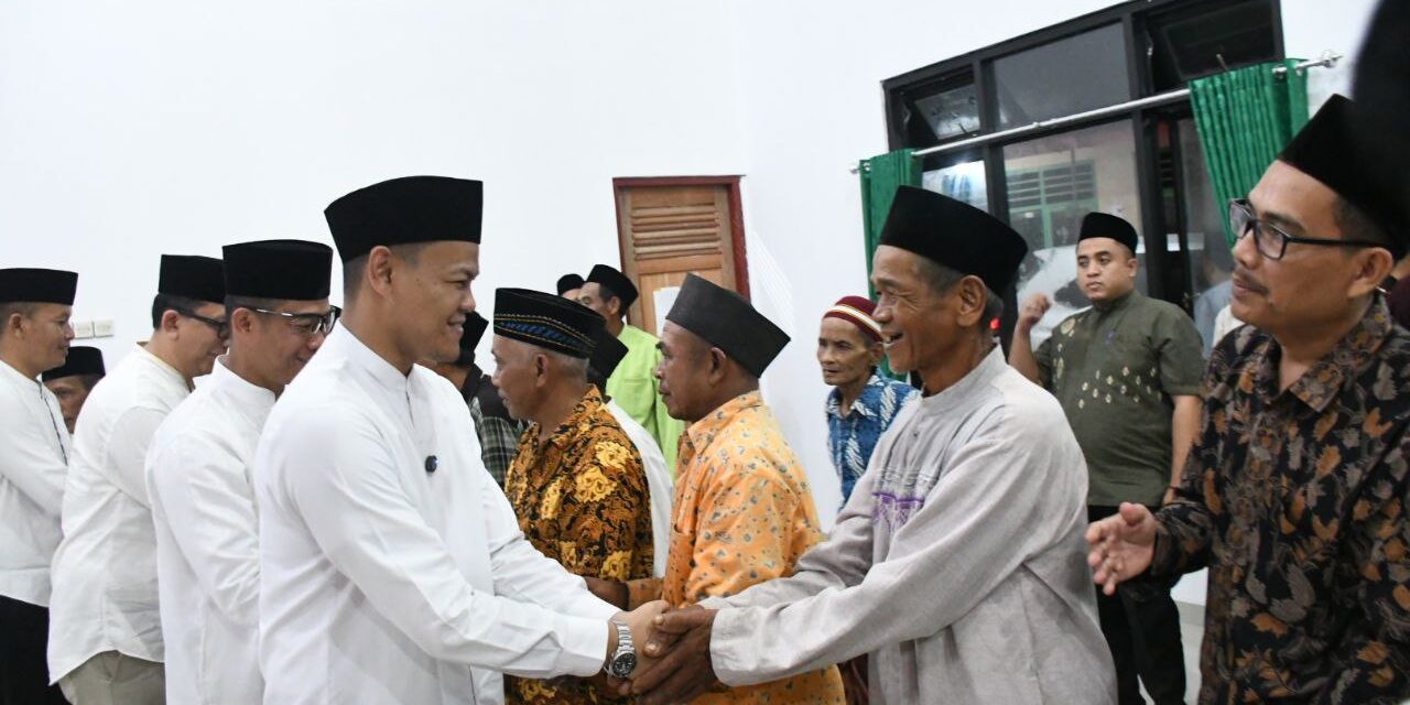 Tarawih Keliling Perdana di Brakas, Bupati Fahmi Sosialisasikan Program Pemkab Selama Ramadhan