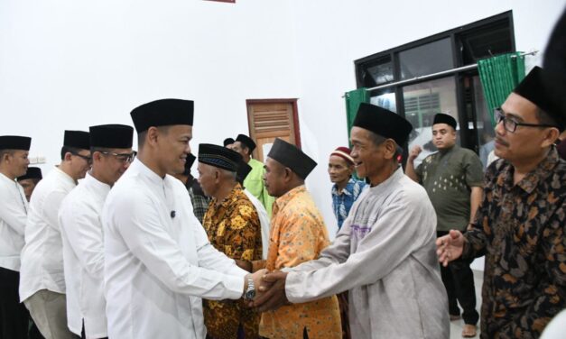 Tarawih Keliling Perdana di Brakas, Bupati Fahmi Sosialisasikan Program Pemkab Selama Ramadhan