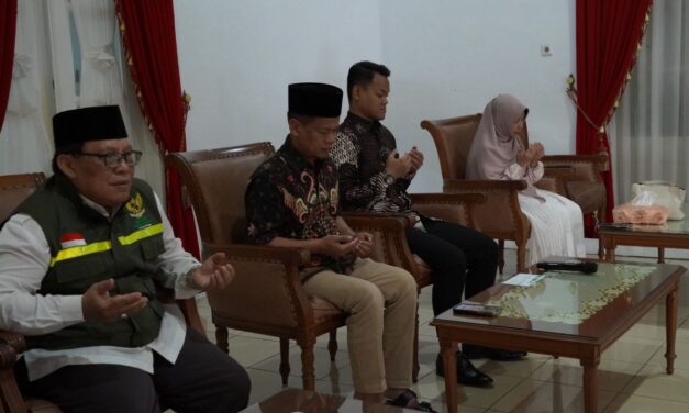 Gerakan Cinta Zakat, Bupati Fahmi Serahkan Zakat Maal Via BAZNAS 