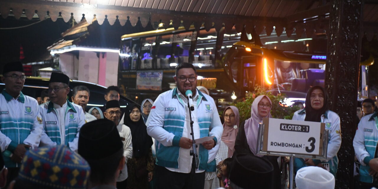 Komitmen Pelayanan Terbaik, Wabup Dimas Antar 382 Calhaj ke Embarkasi Haji Donohudan