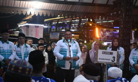 Komitmen Pelayanan Terbaik, Wabup Dimas Antar 382 Calhaj ke Embarkasi Haji Donohudan