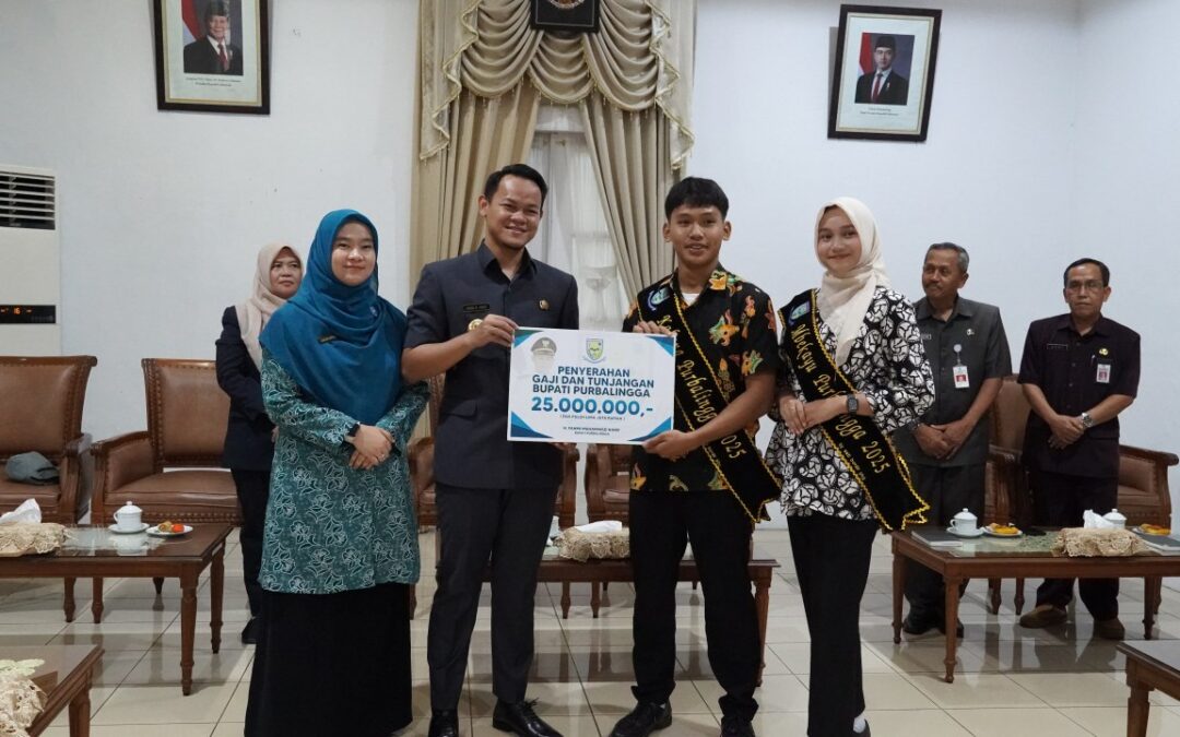 Bupati Fahmi Serahkan Gaji ke Kakang Mbekayu 2025, Bentuk Dukungan Nyata untuk Pariwisata Daerah