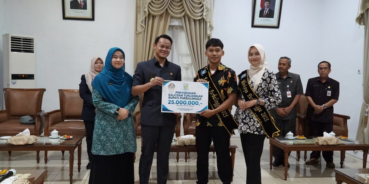 Bupati Fahmi Serahkan Gaji ke Kakang Mbekayu 2025, Bentuk Dukungan Nyata untuk Pariwisata Daerah