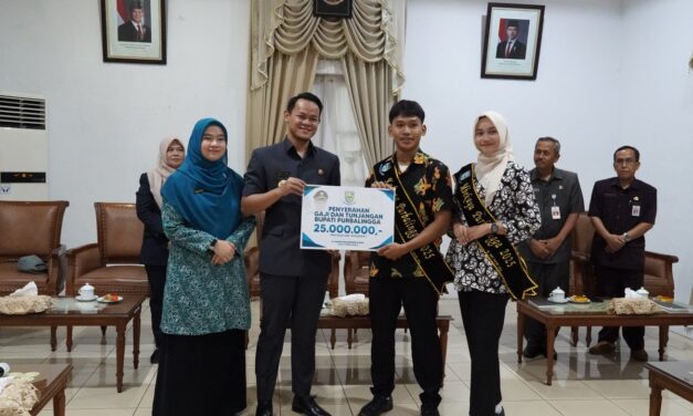 Bupati Fahmi Serahkan Gaji ke Kakang Mbekayu 2025, Bentuk Dukungan Nyata untuk Pariwisata Daerah