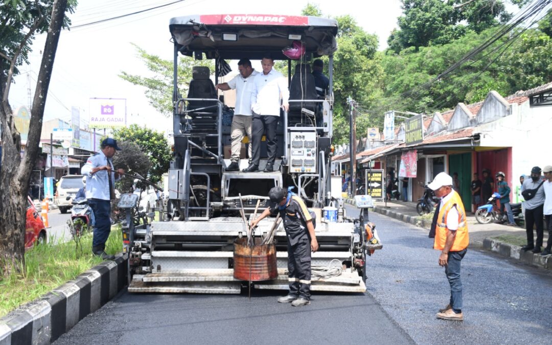 Uji Coba Pengaspalan HRSWC di Kandanggampang Jadi Penanda Dimulainya Program Alus Dalane