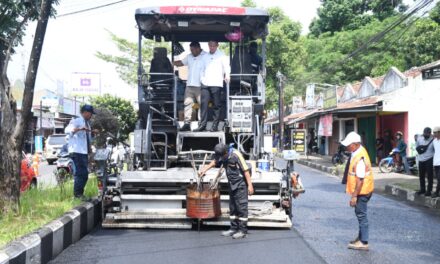 Uji Coba Pengaspalan HRSWC di Kandanggampang Jadi Penanda Dimulainya Program Alus Dalane
