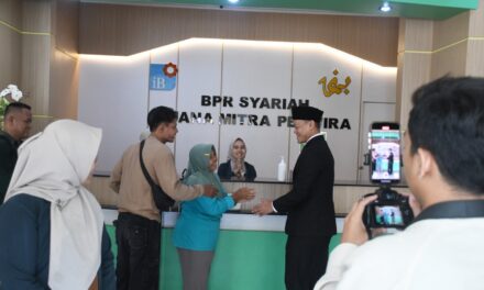 Jangan Sampai Rakyat Terseret Pinjol, Bupati Desak BUMD Perbankan Berinovasi
