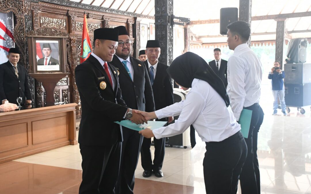 Bupati Fahmi Serahkan SK CPNS 2024: Awali Tugas dengan Semangat Melayani!