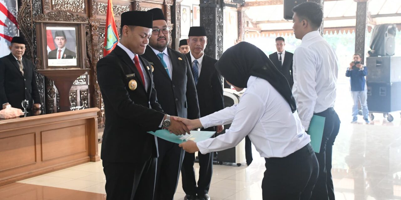Bupati Fahmi Serahkan SK CPNS 2024: Awali Tugas dengan Semangat Melayani!