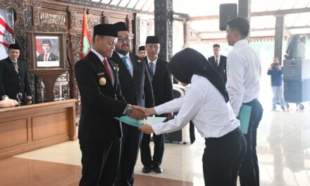 Bupati Fahmi Serahkan SK CPNS 2024: Awali Tugas dengan Semangat Melayani!