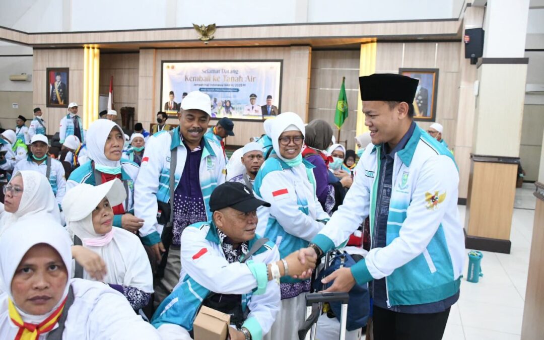 Haru dan Syukur, Bupati Fahmi Sambut Kepulangan Warga Purbalingga dari Ibadah Haji
