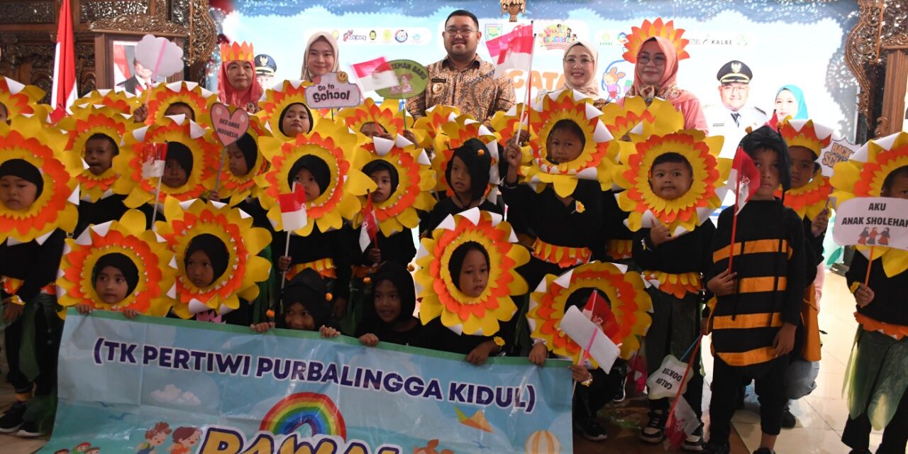 Peringatan HAN ke-41, Wabup Dimas Hibur Anak-anak TK dengan Lagu dan Dongeng