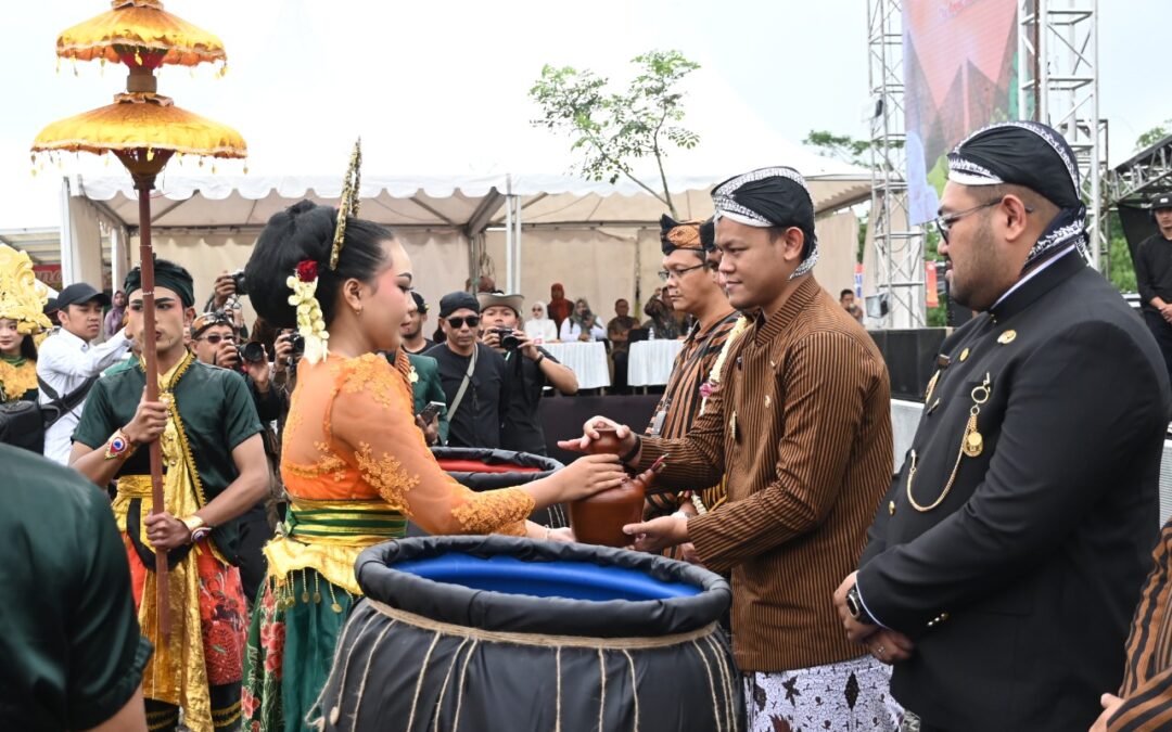 Bupati Fahmi Tuang Air Sakral, Angkat Nasi 3G Jadi Ikon Rasa Gunung Slamet