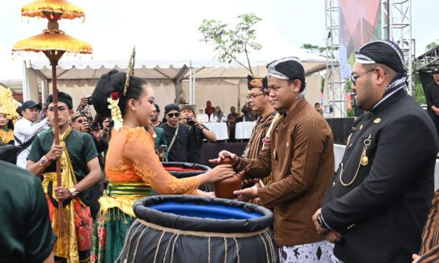 Bupati Fahmi Tuang Air Sakral, Angkat Nasi 3G Jadi Ikon Rasa Gunung Slamet