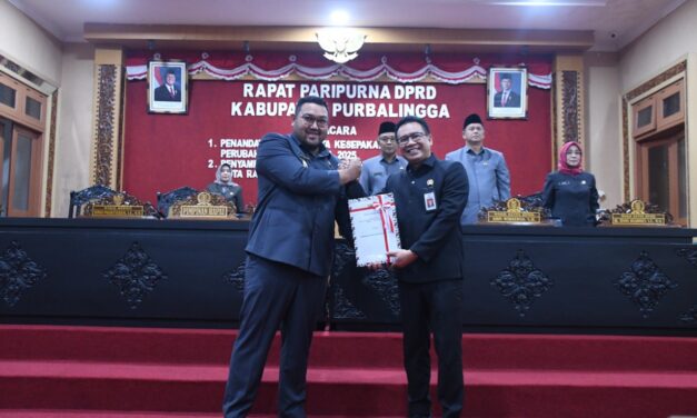 Plt Bupati Dimas Sampaikan Rancangan Perubahan APBD 2025, PAD Ditarget Naik 8,99%