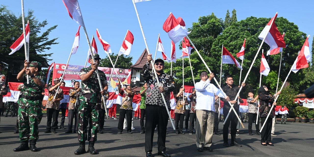 Sambut HUT ke-80 RI, Pemkab Bagikan Ribuan Bendera Merah Putih