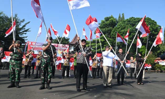 Sambut HUT ke-80 RI, Pemkab Bagikan Ribuan Bendera Merah Putih